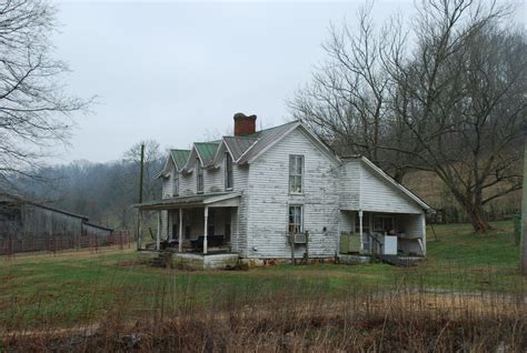 Old Farm House In Tennessee Old Farm Houses Southern Gothic Aesthetic Abandoned Houses