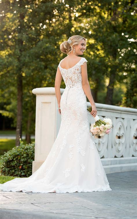 While these prices only show the average, and you can find numbers on either end of the spectrum, it's a good starting point. Modern Lace Mermaid Wedding Dress | Stella York Wedding Gowns