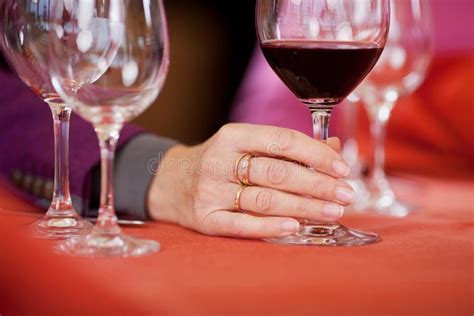 Die Hand Der Frau Die Wein Glas Am Restaurant Tisch Hält Stockbild Bild Von Frau Geerntet
