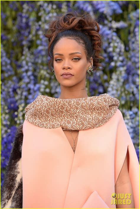 Rihanna Stuns In Over Sized Pink Coat At Dior Pfw Show Photo 3475769