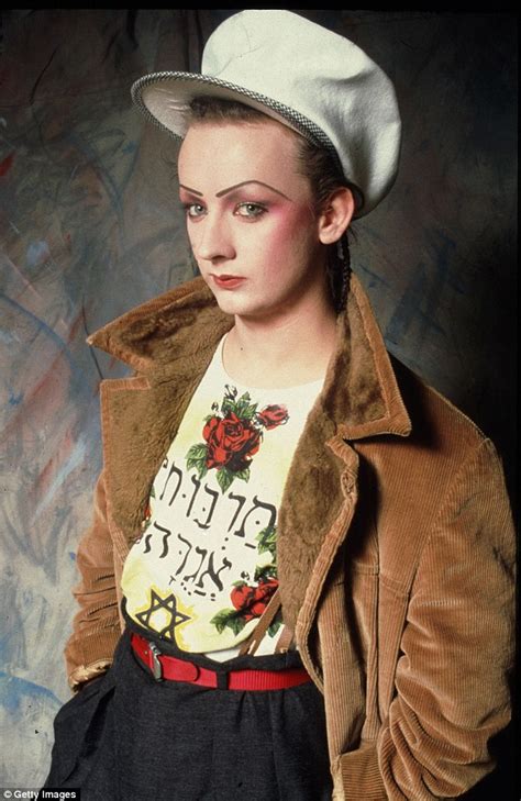 Boy george (eigentlich george alan o'dowd; Boy George strips off makeup to show his bare face on his ...