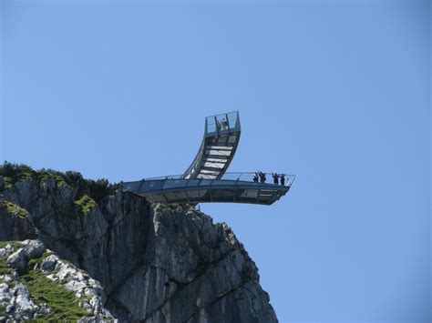 Besonders mutige lassen sich an einem ort fotografieren, dessen bloßer anblick. Bild "Alpspix aus der Seilbahn" zu Alpspix in Garmisch ...