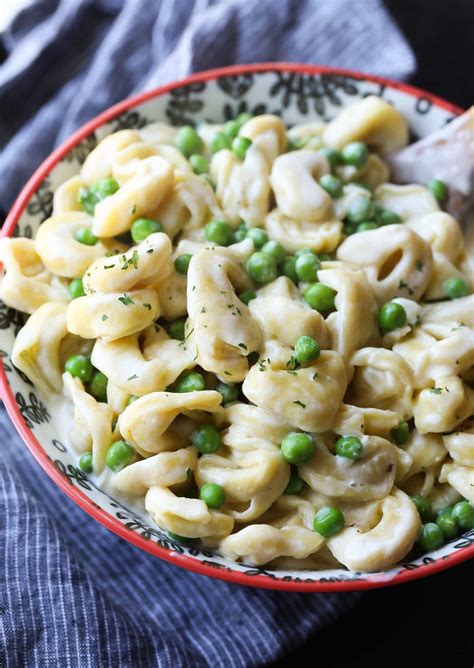 How could anyone not like this rich, flavorful sauce? 15 Minute Easy Cream Cheese Alfredo Sauce | cookiesandcups.com