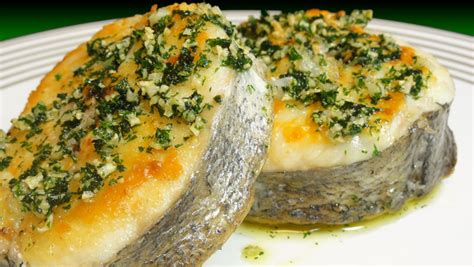 En primer lugar, ponemos en una cacerola las patatas ya peladas y cortadas en rodajas de un. Cocinar para los amigos: Merluza a la plancha con ajos y ...