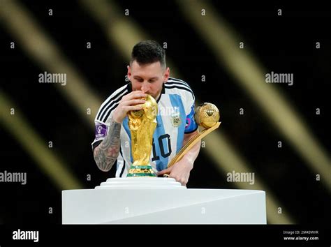 Argentiniens Lionel Messi küsst Trophäe der FIFA Weltmeisterschaft nachdem er nach dem Sieg