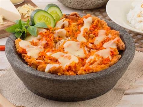 Baiklah sambil membaca resep dan cara membuat sambal ayam geprek di sini sambil praktek memasak ya bund. Resep Ayam Geprek Crispy Sambal Bawang Putih Inspirasi ...