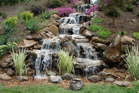 There's something about water in motion that soothes the soul. 13 Different Kinds of Awesome Water Features for Your ...