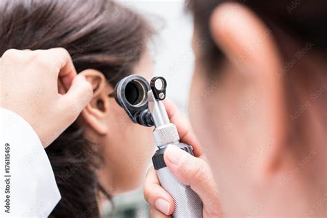 Foto De Doctor Examined The Patients Ear With Otoscope Patient Seem
