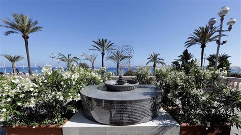 Attentat Nice Memorial - Attentat de Nice. Un monument temporaire en mémoire des victimes