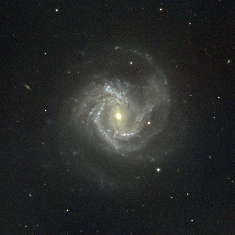 Galaxia Espiral Barrada 2608 Galaxia Espiral Barrada Ngc 2608 Rodeada Por Muchas La