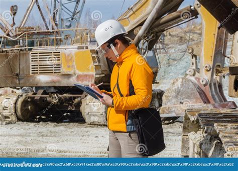 Vrouwelijke Geoloog Of Mijnbouwingenieur Op Het Werk Stock Afbeelding