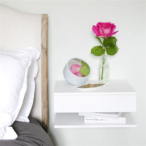 9 ideas para poner una mesita de noche en una habitación pequeña floating bedside table