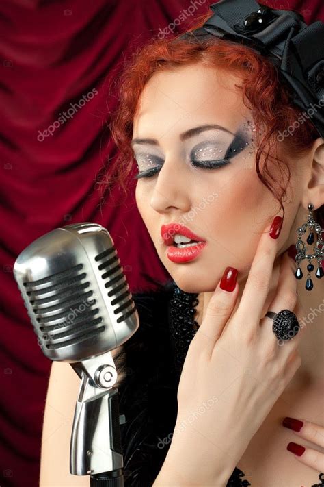Beautiful Redhead Woman Singing Into Vintage Microphone — Stock Photo