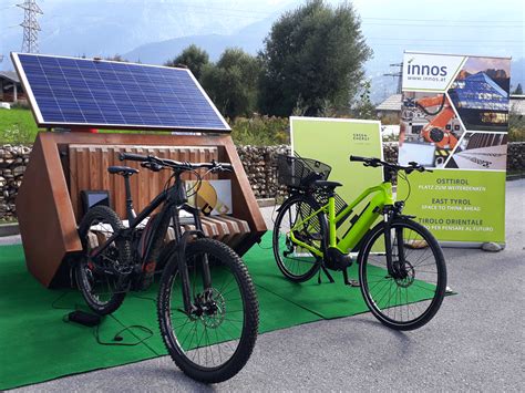 Die kostenlose ebike ladestation macht das aufladen im freien möglich und wird durch werbeflächen finanziert. Autarke E-Bike Ladestation — INNOS