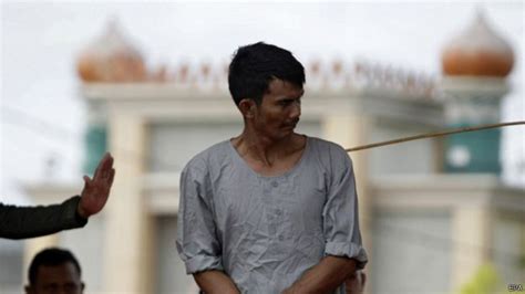 Hukuman Cambuk Untuk Para Penjudi Di Aceh Bbc News Indonesia