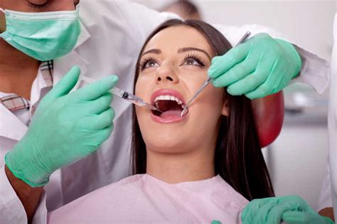 牙医图片 检查病人的口腔的牙医素材 高清图片 摄影照片 寻图免费打包下载