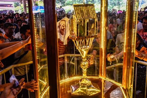 In Photos Thousands Honor Padre Pios Heart Relic In Batangas