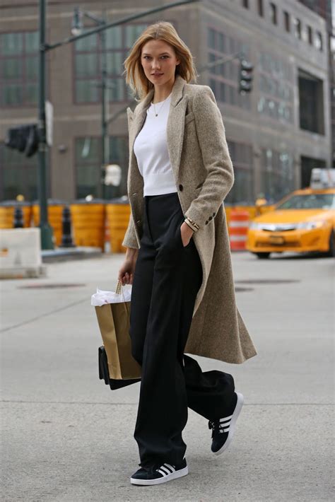 Karlie Kloss Does Casual Style As She Shops In Nyc The Front Row View