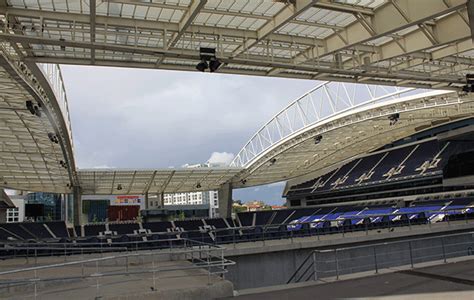It sits directly adjacent to the you can also first get on line d at one of the city centre stops (or train station são bento), and then transfer to one of the above lines at trindade. Stadium Guide: Estadio do Dragao, Porto