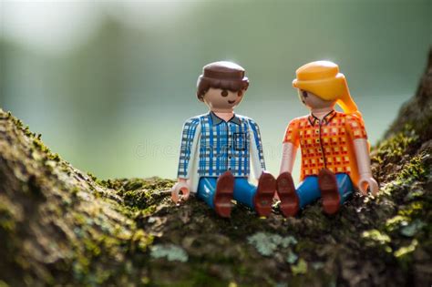 Playmobil Tekens Op Boomstam In De Openlucht Redactionele Stock