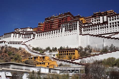 Potala Palacelhasatibetchina Tibet Travel Cool Places To Visit Tibet
