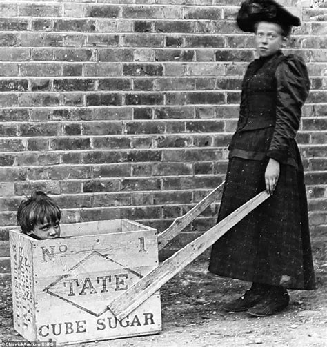 Photos Reveal Life In Londons Poverty Stricken East End In The 1890s