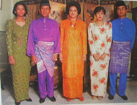 Hasil perkahwinan azreen dengan tengku intan, mereka mendapat sepasang anak yang kini berusia 24 tahun dan 21 tahun.selepas berpisah dengan tengku intan, azreen berkahwin dengan. WARISAN RAJA & PERMAISURI MELAYU: Selamat Hari Keputeraan ...