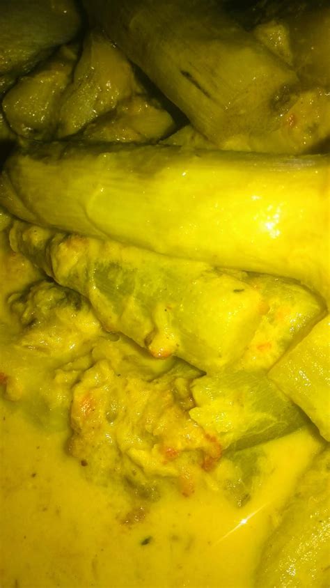 Kami di pantai timur selalu menggunakan lada hitam ganti cili api untuk masakan sayur lemak.bersama ikan bilis atau ikan yang direbus dgn sedikit air hingga kering air rebusan itu. namakucella: SAYUR KELADI MASAK LEMAK KUNING