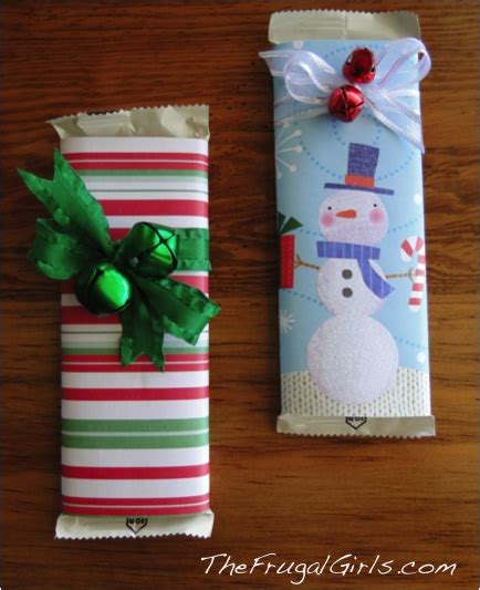 These wrappers are such a fun way to give a christmas favor! Pretty Christmas Candy Bars = thrifty gift!