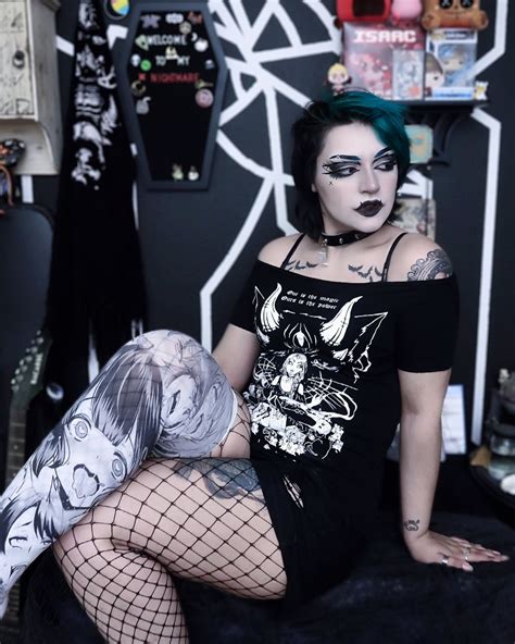 𝚆𝚒𝚕𝚕𝚘𝚠 𝚅𝚘𝚗 𝚆𝚒𝚝𝚌𝚑𝚎𝚛 on twitter i heard twitter likes goth girls with thicc thighs
