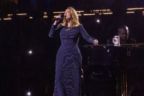 Adele se emociona ao ver Céline Dion na plateia de seu show em Las