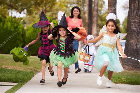 Parent Taking Children Treating At Halloween — Stock Photo