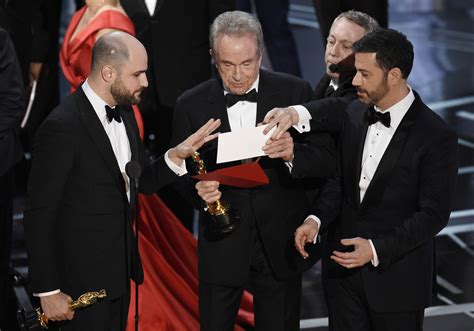 Academy Apologizes For Oscars Best Picture Mix Up Chicago Tribune