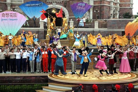 disney ouvre son parc d attraction à shanghai