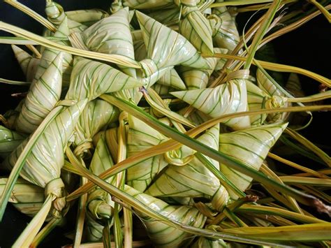 Ketupat daun pisang menggantikan ketupat daun palas kerana daun palas susah untuk mendapatkannya.lagipun daun mahal. Food, Lifestyle, Education, Parenting, DIY | CaraResepi