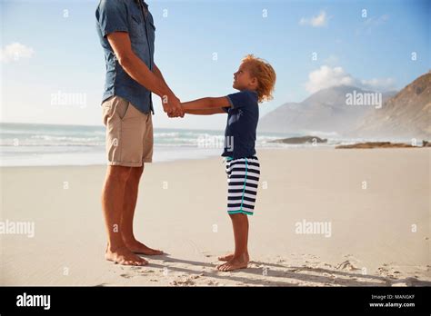 Padre Hijo Cogidos De La Mano Fotografías E Imágenes De Alta Resolución