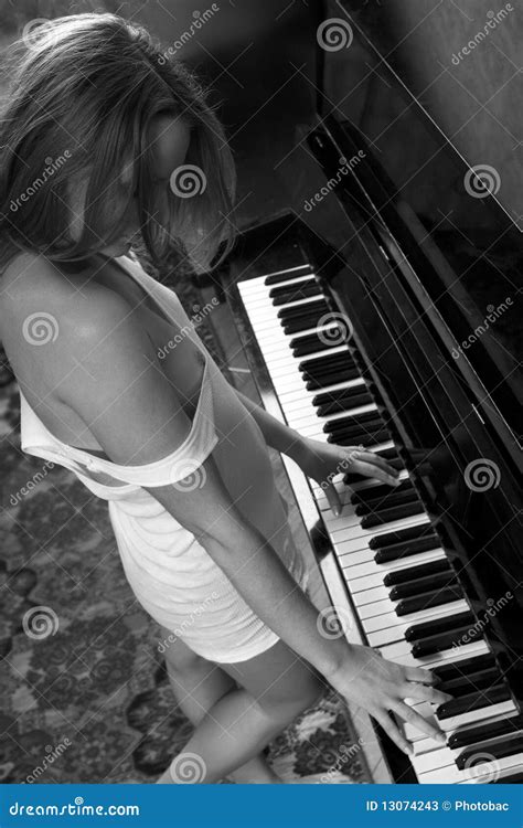 Jonge Mooie Vrouw In Een Vest Dat De Piano Speelt Stock Afbeelding Image Of Lichaam