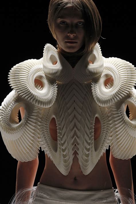 Look Scout Iris Van Herpen S S With Epic Designs And Futuristic Shapes