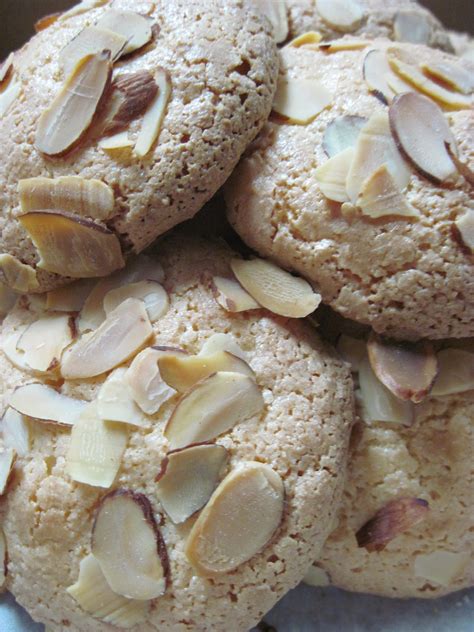 When they first come out of the oven, your almond flour shortbread cookies will be too soft and crumbly. Easy Almond Macaroons | Almond meal cookies, Almond paste cookies, Almond recipes