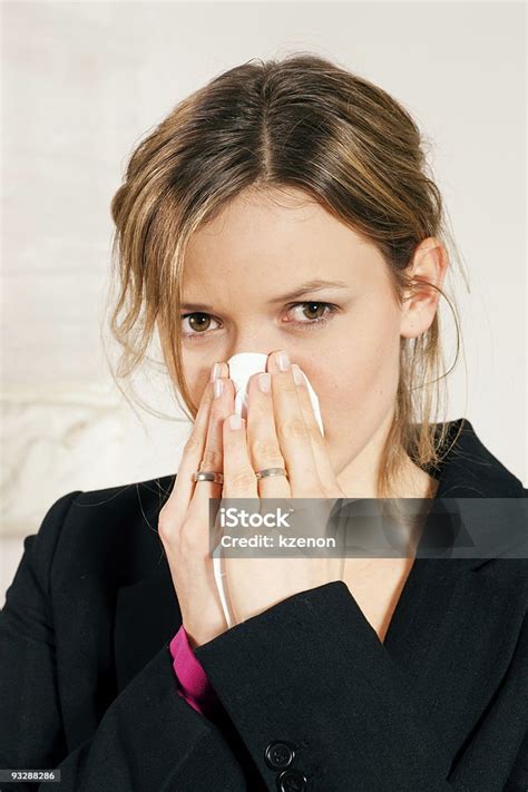 여자 불기 자신의 노즈 감기와 독감에 대한 스톡 사진 및 기타 이미지 감기와 독감 백인종 사람 코 Istock