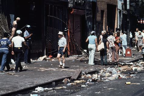 Dramatic Photos Of Chaos And Looting During New Yorks Notorious
