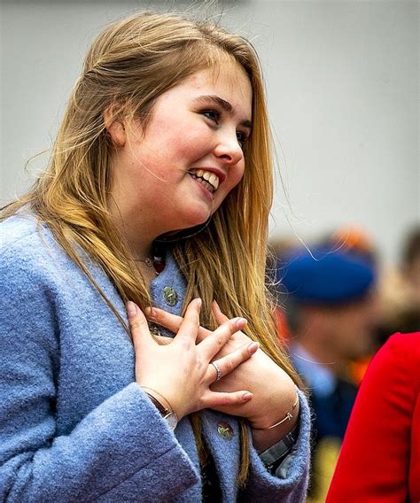 Prinses Amalia Draagt Jurk Van Natan Op Koningsdag Blauw Bloed Prinses Koninklijke Familie