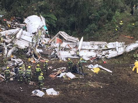 People pay tribute to the players of brazilian team chapecoense real who were killed in a plane accident in the colombian mountains. Photo: Recovery efforts continue at site of Chapecoense ...