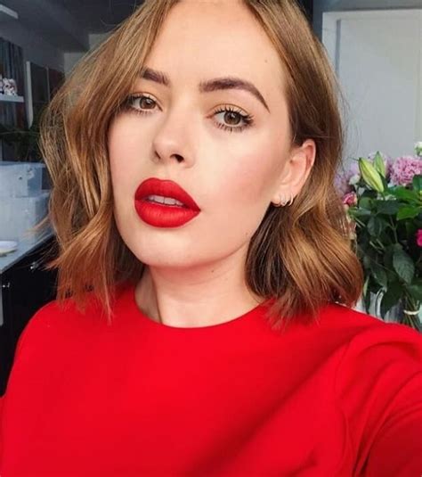 30 Vibrant Makeup Looks To Wear With Red Dresses Sheideas