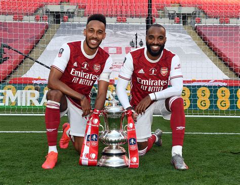 arsenal celebrate winning the fa cup final 2020 famousmales