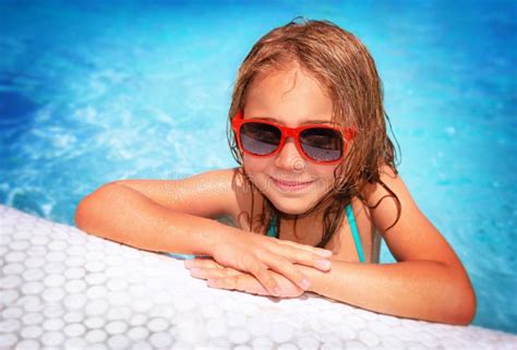 mała dziewczynka w dopłynięcie basenie zdjęcie stock obraz złożonej z lato joyce 67703486