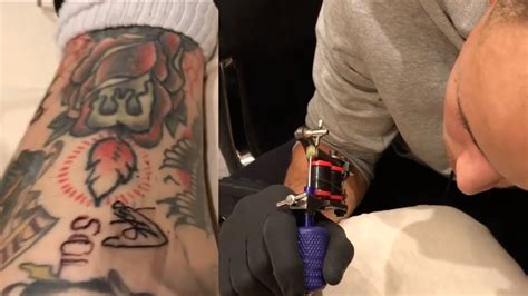 steph curry tattoos his signature on his tattoo artist youtube