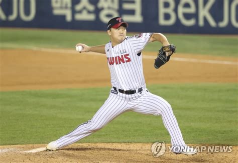 Lg는 9일 잠실구장에서 열린 nc와의 홈경기에서 8회 말 문보경의 결승타에 힘입어 2대1로 역전승을 거뒀다. 역투하는 고우석 | 연합뉴스