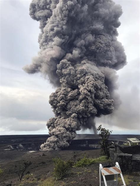 Scientists Warn That Hawaiis Kilauea Volcano Could Erupt Ballistic