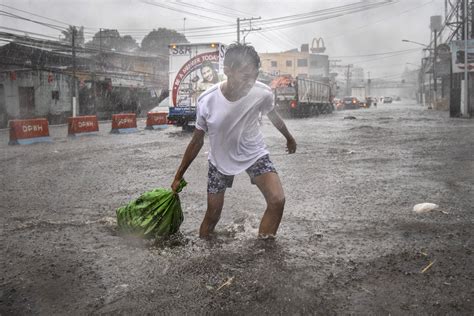 Typhoon Kammuri Hits Philippines as More Than 300,000 Evacuated ...